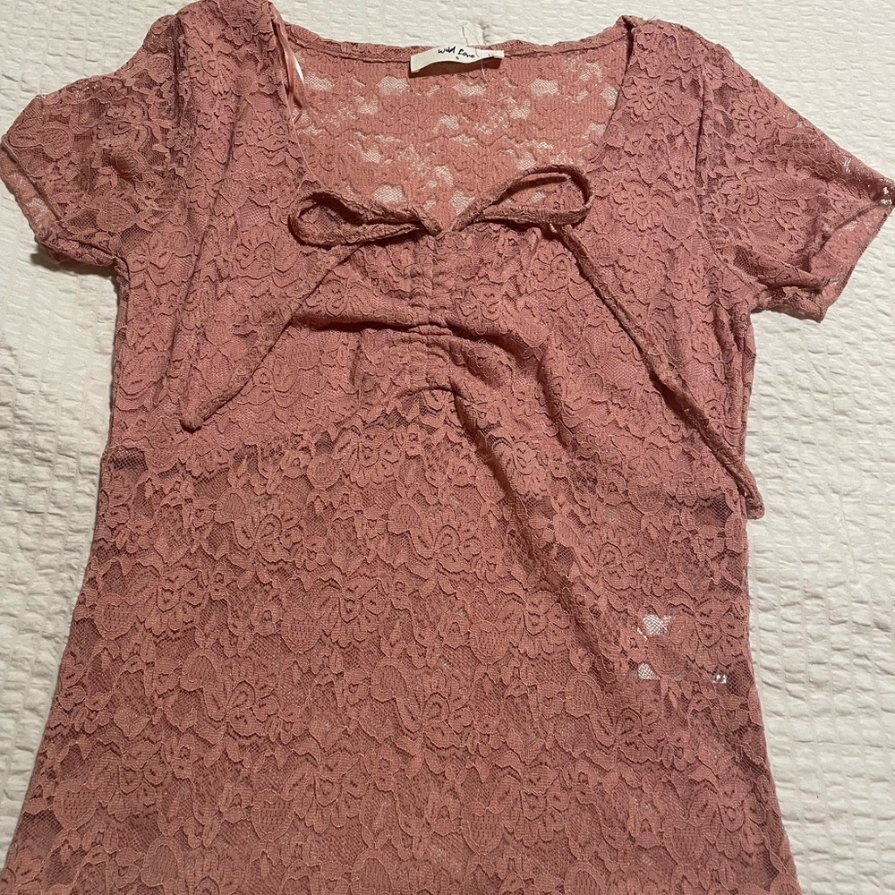 Women’s Pink lace top with a cute little bow on the front!!
Size:small